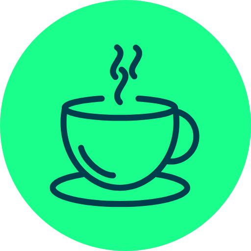 Tasse mit dampfendem Getränk auf Untertasse vor grünem Hintergrund