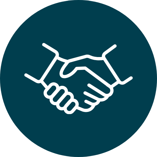 Zwei Hände, die sich zum Händedruck greifen, weiß auf dunkelblauem Hintergrund.