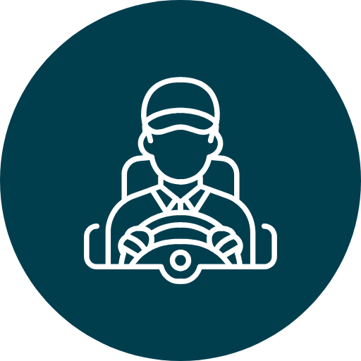 Symbol eines Fahrers mit Kappe am Steuer eines Fahrzeugs vor dunklem Hintergrund