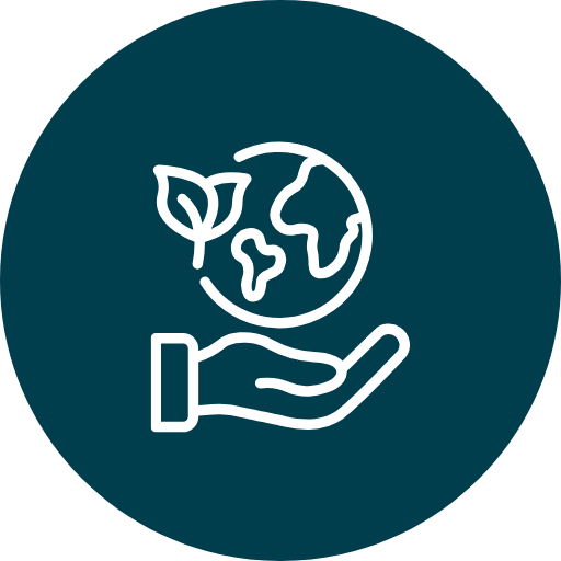 Hand hält Erde mit Blatt als Symbol für Umweltschutz.